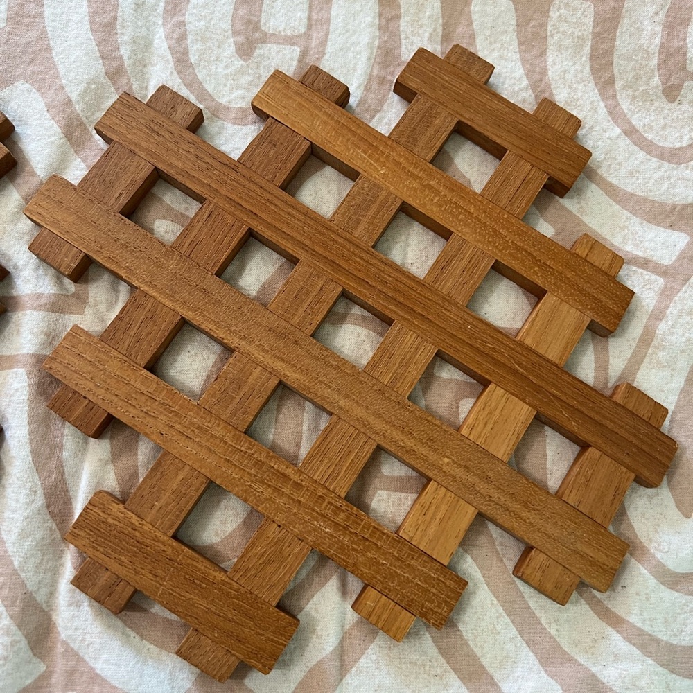 Pair of teak Crosshatch pattern trivets - Picture 4 of 6